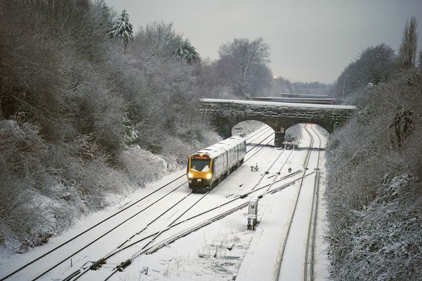 英国的机场在零下11摄氏度的严寒中关闭,大雪引发了交通混乱