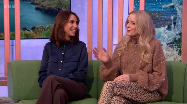 英国广播公司《The One Show》主持人在尴尬的现场直播中被嘉宾纠正