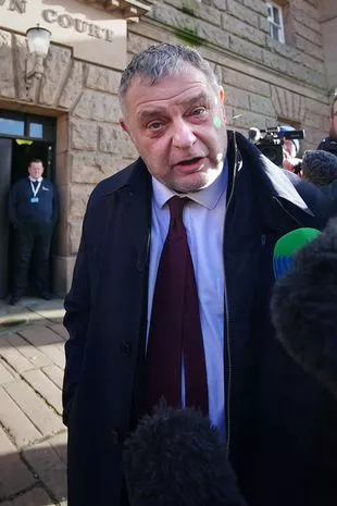 被议员迈克·埃姆斯伯里殴打的父亲说：“他本可以杀了我，应该进监狱。”
