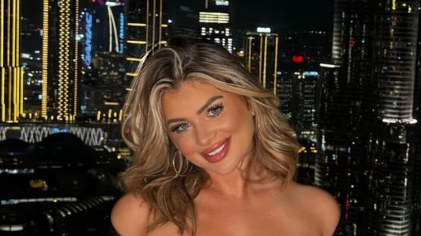 爱岛的利伯缇·普尔(Liberty Poole)是她夏天最爱用的定妆粉和美黑药水