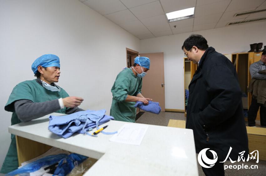 麦克斯·乔治在圣诞节前做完紧急手术出院，“筋疲力尽”