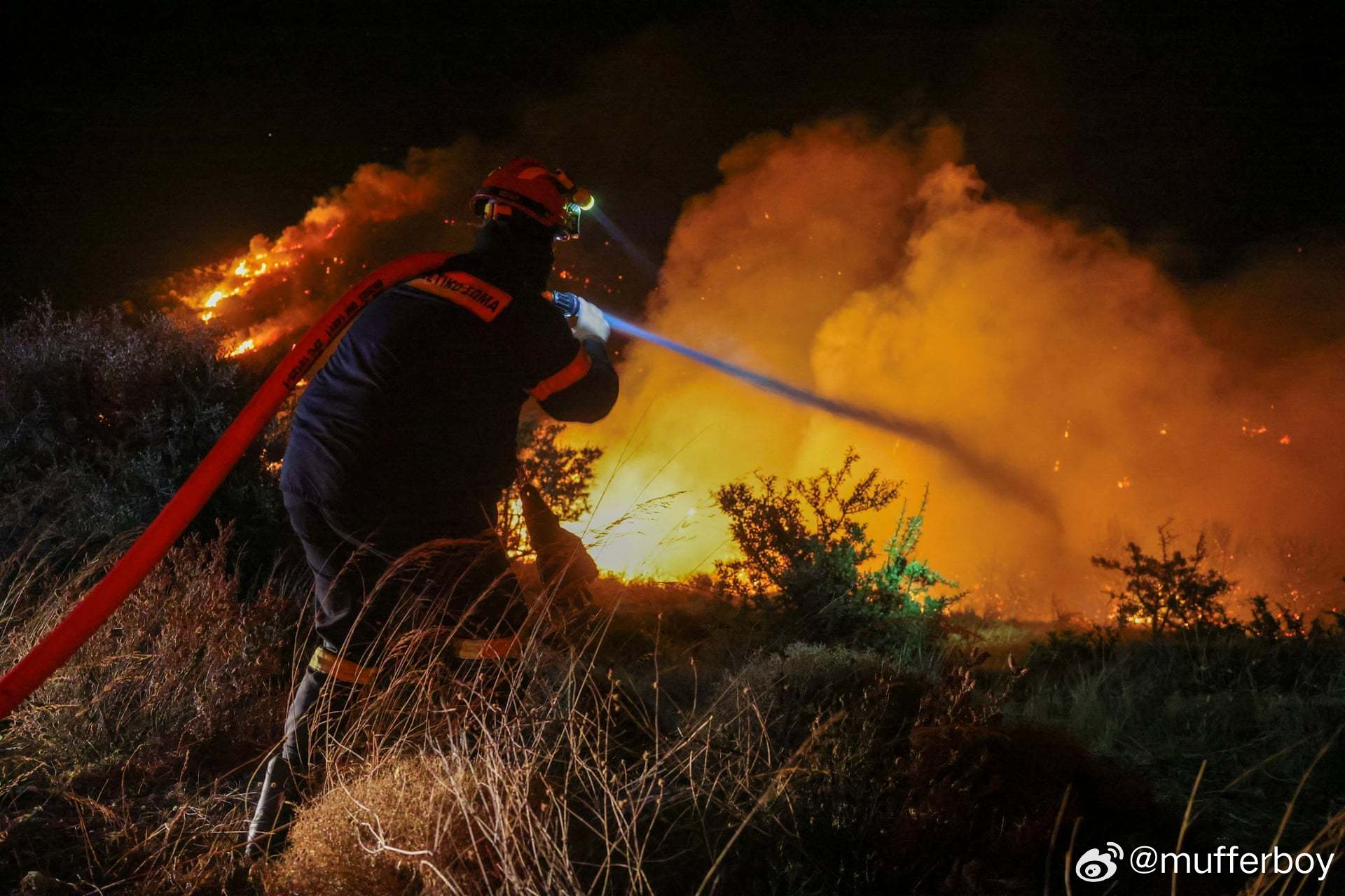希腊一座岛屿上,消防员正在与野火搏斗。更多的疏散命令已经下达