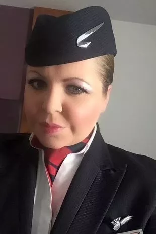 英国航空公司的一名空姐被发现倒在方向盘上