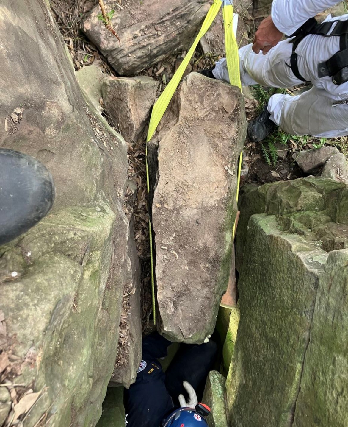 一名女子为了找回手机,被倒扣在石头中间7个小时