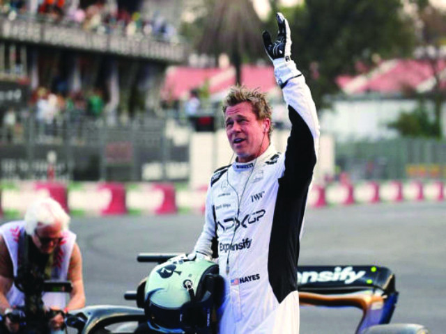 皮特在“F1”中惊艳汉密尔顿