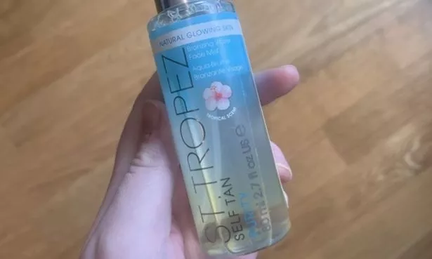 “圣特罗佩(St Tropez)的面部喷雾是唯一一款不会让我长痘的假美黑产品,而且它的价格接近五折。”
