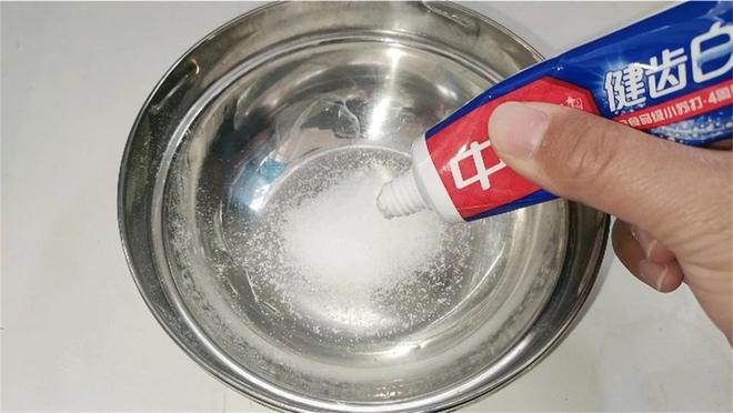 两种比醋更强的天然成分可以去除水垢，而不需要擦洗