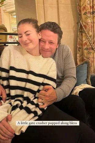 杰米·奥利弗在《我是名人》节目中分享了妻子乔尔斯50岁庆祝活动的甜蜜照片