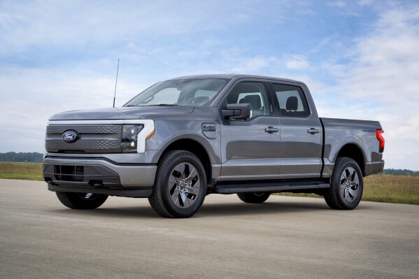埃德蒙兹电动卡车对决:福特F-150闪电与特斯拉赛博卡车