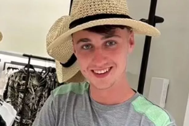Jay Slater的妈妈要求Airbnb好友“Rocky & Johnny Vegas”给出答案