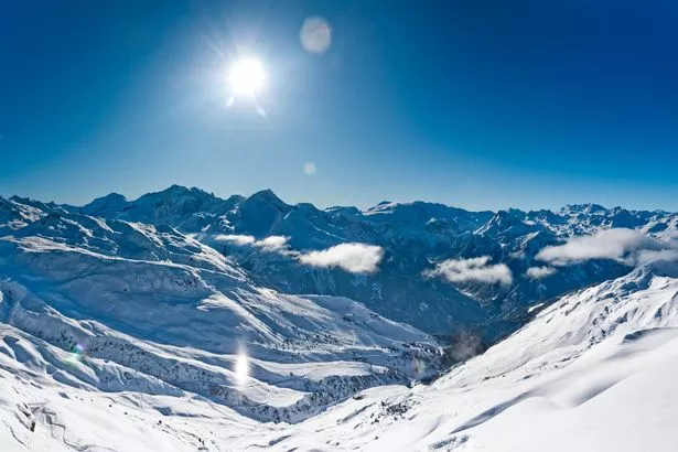 一名英国滑雪者死于法国阿尔卑斯山的“巨大”雪崩，雪下只有他的肘部可见