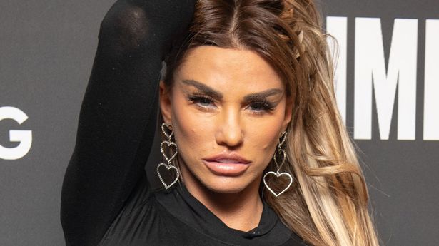 凯蒂·普莱斯(Katie Price)在破产困境中从日常工作中“休暑假”时眉飞目展