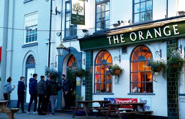 英国大型零售商将关闭两家门店，并将价格下调70%