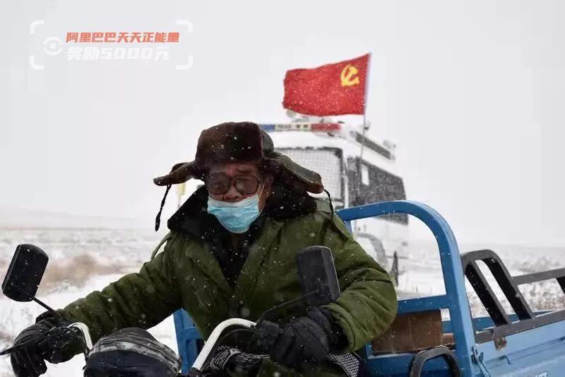 送餐车对陷入困境的老夫妇的善意举动让人们哭泣