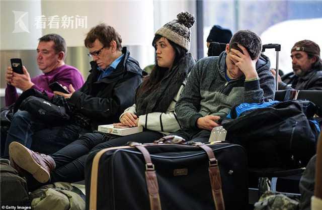 盖特威克机场火车站疏散人员，紧急服务部门紧急灭火