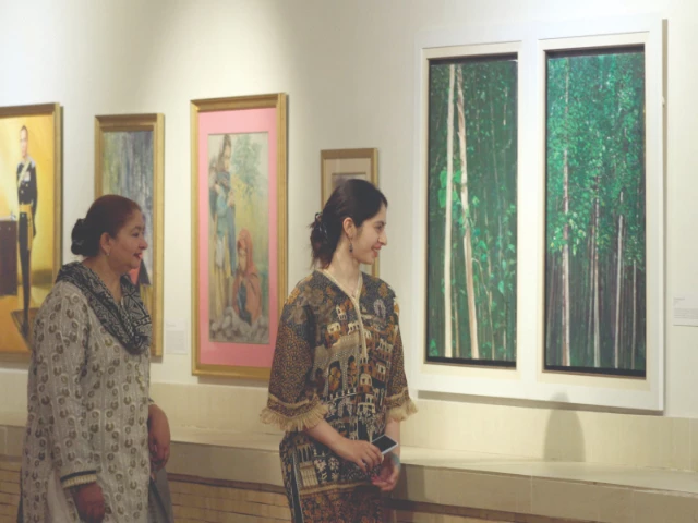三位艺术家展示独特的艺术品