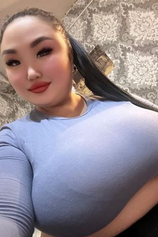 拥有“世界上最大眉毛”的女性在擦掉眉毛后，看起来都认不出来了