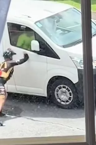 穿着莱卡的自行车骑手在声称自己被“切断”后与送货司机发生争执