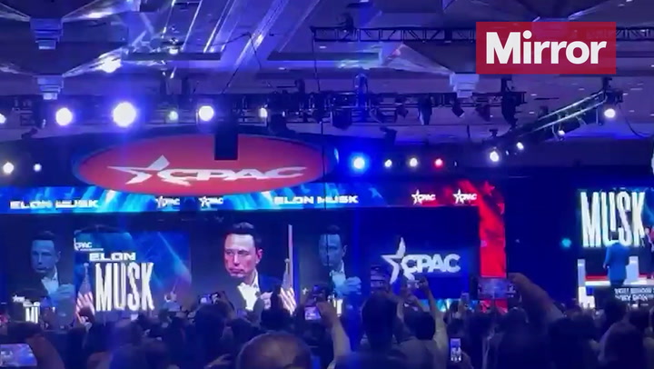 在MAGA大会上,埃隆·马斯克挥舞着哈维尔·米雷送给他的巨大电锯