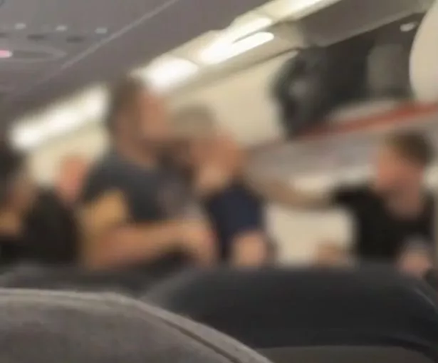 易捷航空的一名乘客因食物混乱在空中与一名男子发生争执，乘客将该男子锁住了头
