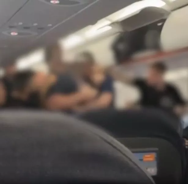 易捷航空的一名乘客因食物混乱在空中与一名男子发生争执,乘客将该男子锁住了头