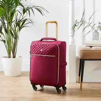 Dunelm的顾客可以带着jet2认可的价值28英镑的“经典”行李箱时髦旅行