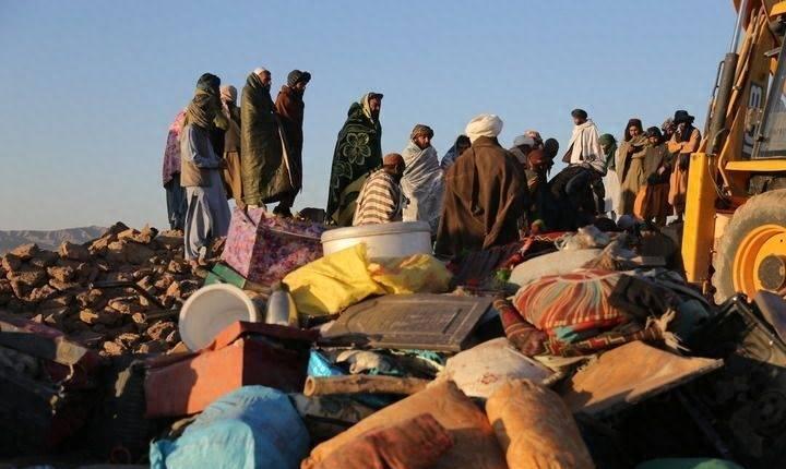 中国西南部发生山体滑坡，救援人员正在搜救约30人