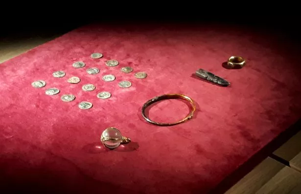警方追捕一名金属探测器,他发现并偷走了价值300万英镑的维京黄金