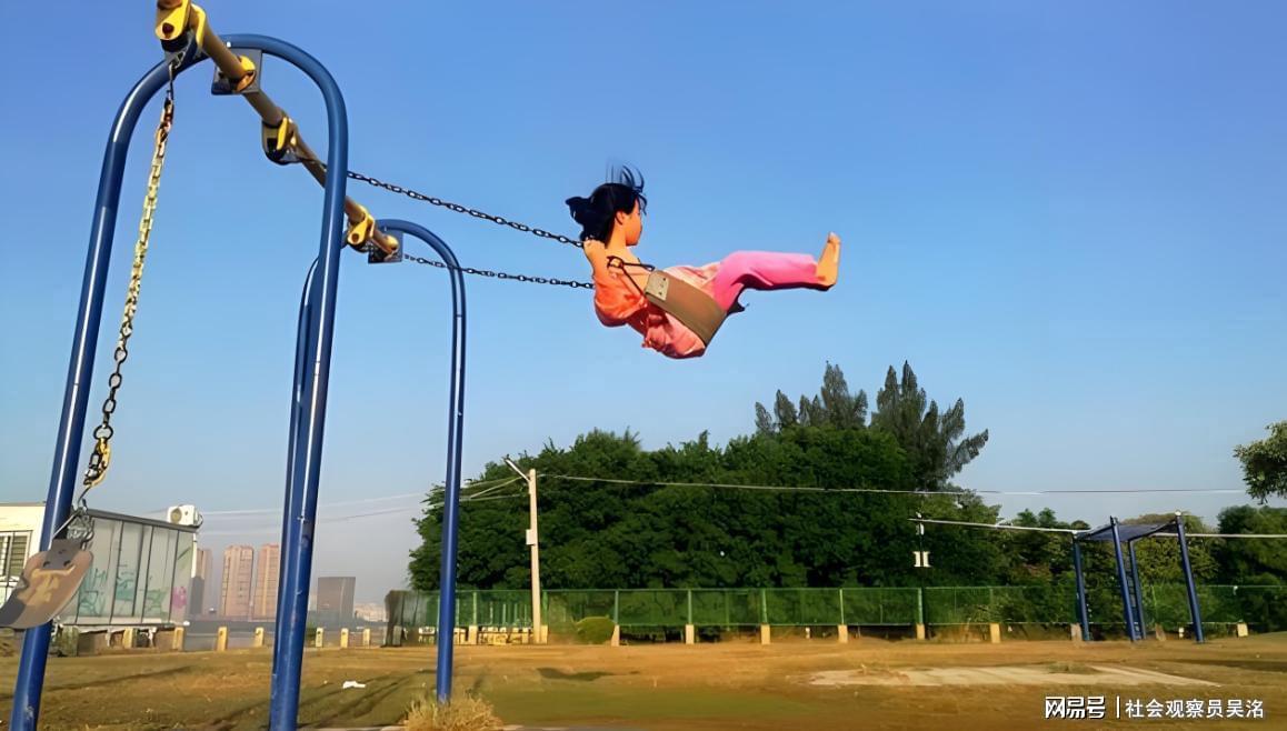 悲剧的瞬间，10岁女孩公园荡网红秋千不幸坠河离世