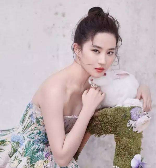 刘亦菲新造型引热议，大背头下的霸总风范，演绎别样仙气