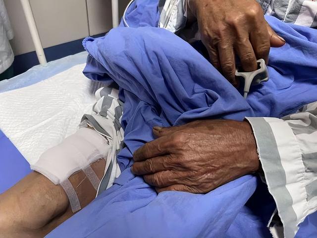 老人被毒蛇咬伤，医生直言比骨折还痛的惊险经历