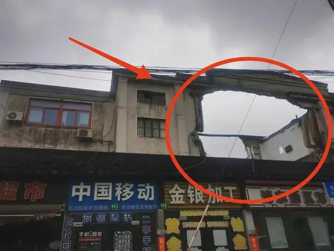 惊魂一刻，上海一商业街门头连片坍塌事件纪实